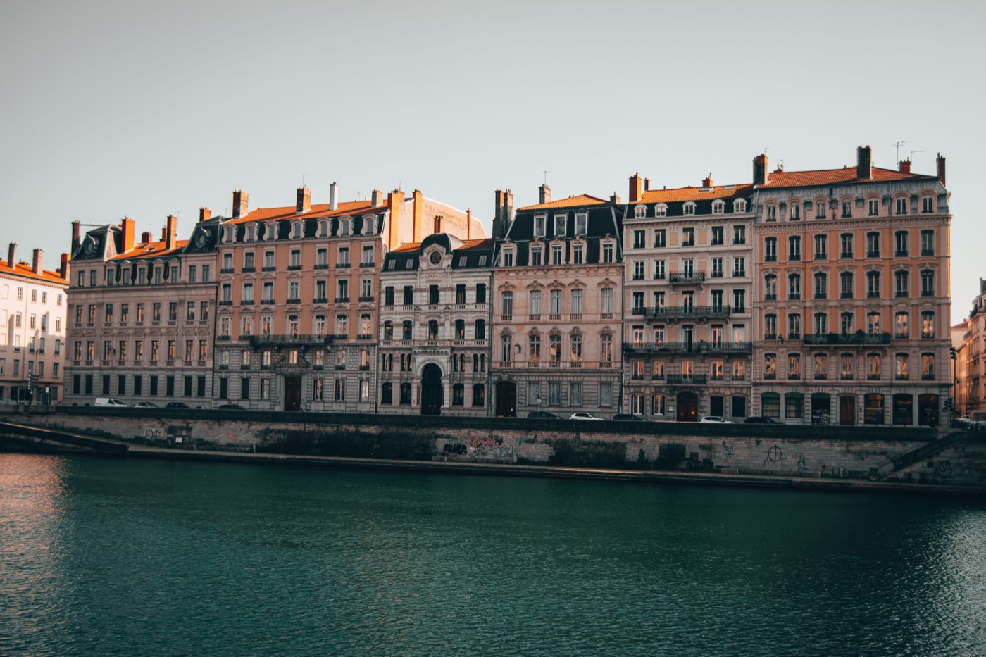 Façades d'immeubles résidentiels sur les quais
